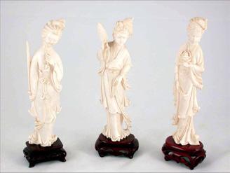 Scadenza Lotto ore: 14.59.20 Base d'asta: 120,00 Lotto n. 023 - Tre figure femminili cinesi sculture in avorio con base in legno. Dimensioni: 21 x 6 x 5 cm, Peso: Scadenza Lotto ore: 15.00.40 Base d'asta: 300,00 Lotto n.