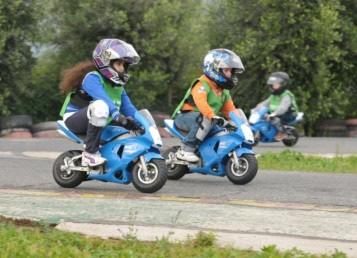 00 Attività gratuita Mini Motor Bike Una vera pista, vere moto e veri Quad e, soprattutto, istruttori professionisti i che seguiranno i bambini nei loro corsi di guida.