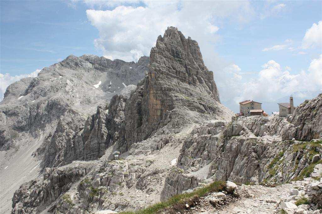 Per saperne di più vedi: Il sentiero delle Bocchette Centrali collega il rifugio Alimonta con il rifugio Pedrotti dalla bocca dei Armi alla bocca di Brenta.