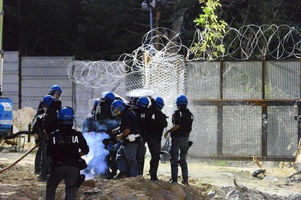 Comunicato stampa del 15 agosto 2012 Oggetto: NoTav: nuovo attacco al cantiere nella notte dei fuochi. Sgombrare l area e vietare le manifestazioni.
