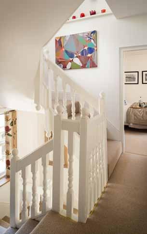 Una moquette in tonalità neutra ricopre le pavimentazioni delle camere da letto e i gradini della scala, attutendo così i rumori da