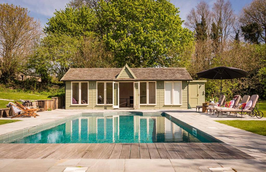 Relax in sicurezza Quando si è proprietari di una piscina è buona norma prevedere sistemi di sicurezza atti a limitarne l accesso ai minori non accompagnati, in modo da scongiurare rischi di