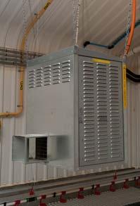 ROSS RIPRODUTTORI MANUALE DI GESTIONE: Requisiti ambientali Figura 98: Esempi di impianti di riscaldamento (da sinistra a destra, cappa a gas, generatore d aria calda con bruciatore interno o