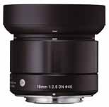 Per quanti usano fotocamere mirrorless formato APS-C e Micro 4/3, questo grandangolare, dalle superbe prestazioni e di grande diametro, possiede una focale di 24mm (equivalente 35mm) con una