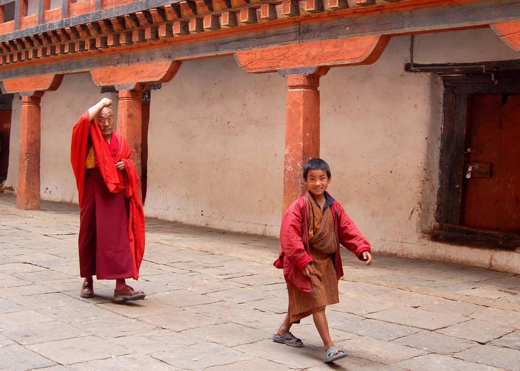 BHUTAN La terra del Drago Tonante Tra valli e Dzong nell ultimo regno himalayano 12 giorni in hotel Un viaggio dedicato al Bhutan, un paese fuori dall ordinario dove è illegale comprare le sigarette,