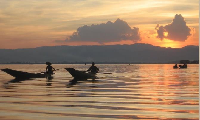 Chinatown al tramonto, pranzo in ristorante locale e cena in hotel 8 Giorno: 19 maggio 2017 venerdì INLE - YANGON Prima colazione.