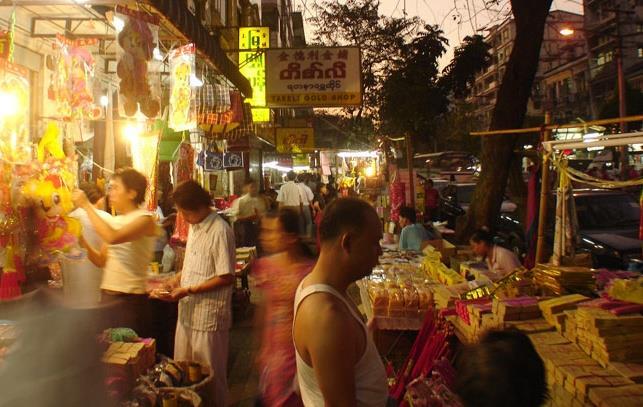 Resto della giornata visita di Yangon, in particolare il centro storico coloniale sosta per un piacevole shopping al Bogyoke Aung San