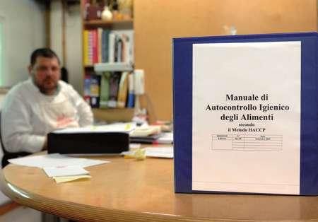 {chiusura} alimenti conservati nei frigoriferi: tutti i prodotti (materie prime, semilavorati, prodotti finiti) devono essere