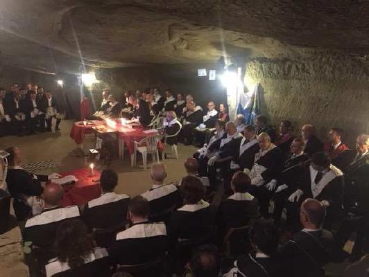 26 giugno 2016 Nella tradizionale e suggestiva cornice delle grotte della tenuta Canova a Sasso Marconi si è celebrato il Solstizio d Estate 2016 in una Grande Tornata Nazionale, diretta dal Sovrano