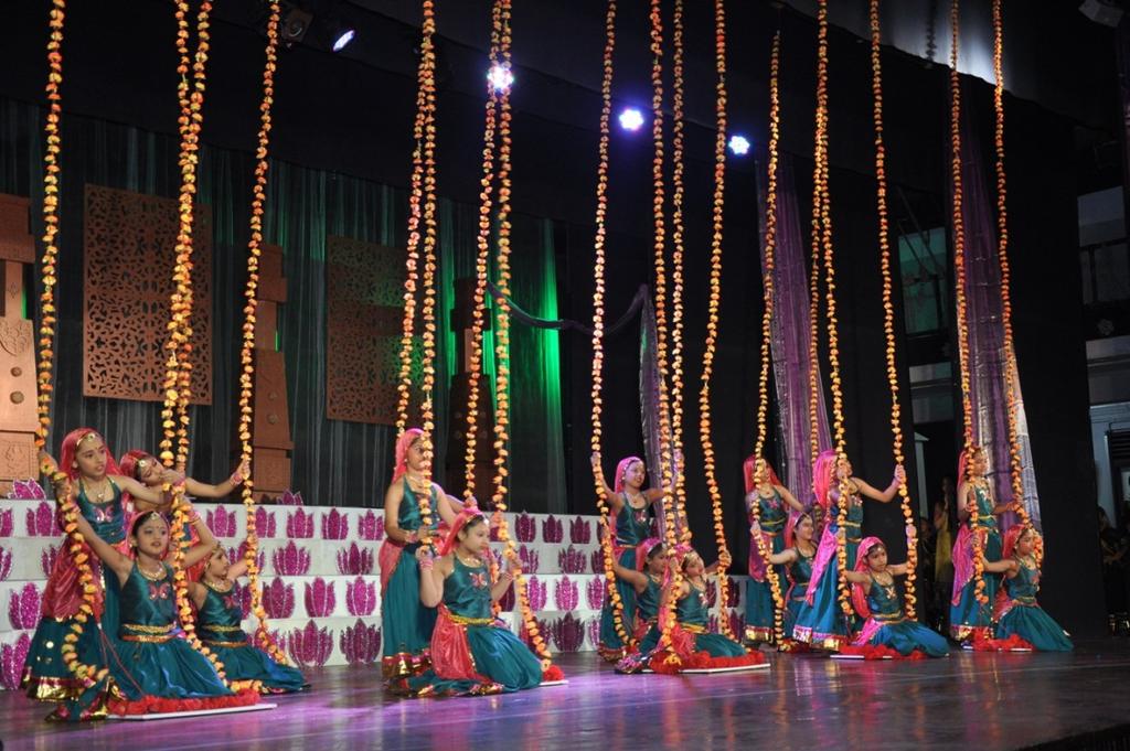 India KALANJAY DANCE ACADEMY MUMBAI L Accademia di Danza Kalanjay proveniente dalla città di Mumbai conta più di 800 studenti che si dividono in vari gruppi, diretta dal guru Rooma Banerjee.