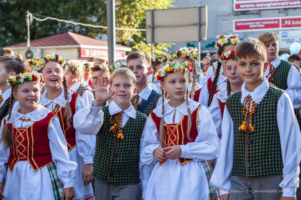 Lituania CHILDREN & YOUTH FOLK DANCE "SELTINIS " SIAULIAI Il gruppo di danza popolare Seltinis conta più di 300 elementi suddivisi per categorie ed età, e nasce 37 anni fa nella piccola città di