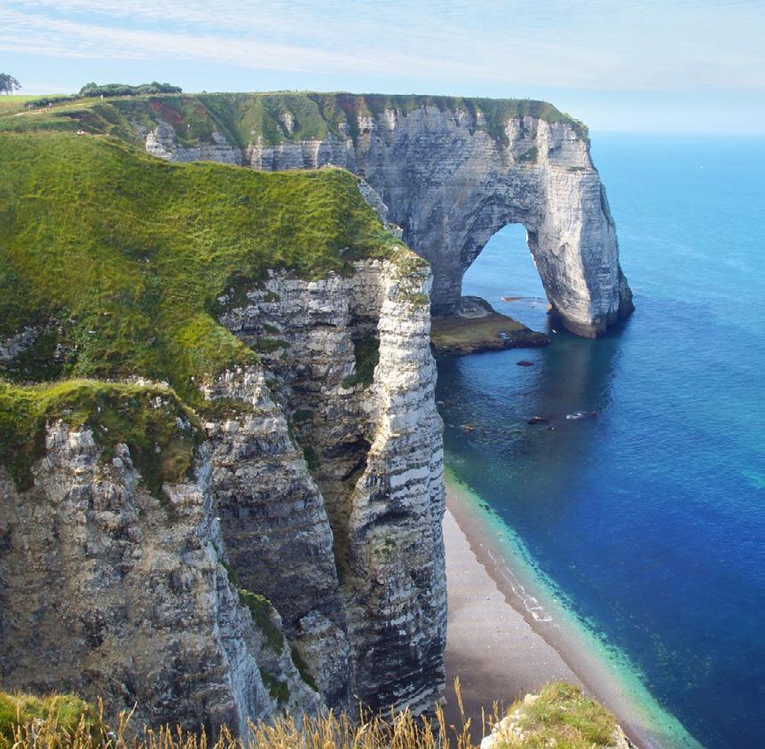 Le falesie di Étretat, lungo le coste settentrionali francesi. L erosione delle coste alte Le onde sono il principale fattore di erosione delle coste alte.
