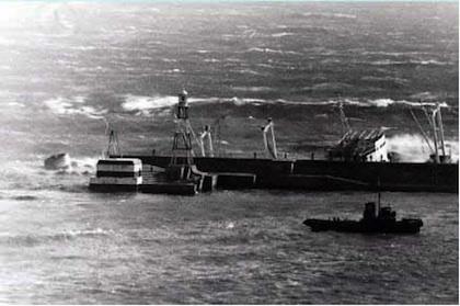 Sul porto di Genova si era abbattuto un fortunale da libeccio che aveva alzato onde eccezionalmente alte e violente.