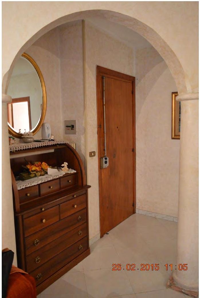 Foto 8:Ingresso appartamento-particolare arco di ingresso al salone lst.