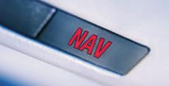 Basta premere il pulsante NAV a portata di mano e inserire la destinazione tramite i comandi sul volante e vocali.