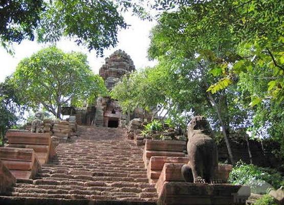 Pranzo picnic al Phonm Kulen. Rientro nel tardo pomeriggio a Siem Rap. Cena e pernottamento: Tara Angkor 4**** 23 giugno 2018: Siem Reap/Battambang. Pasti: prima colazione, pranzo e cena.