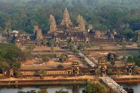 Banteay Srei Banteay Srei è un tempio induista del X secolo d.c., situato in Cambogia. Il suo nome significa Fortezza delle donne ed è dedicato al dio indù Shiva.