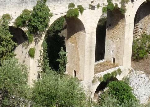 Il ponte si sviluppa su una lunghezza di circa 90 mt e presenta sei arcate a tutto sesto su due livelli (2 arcate al primo livello e quattro arcate al secondo livello).