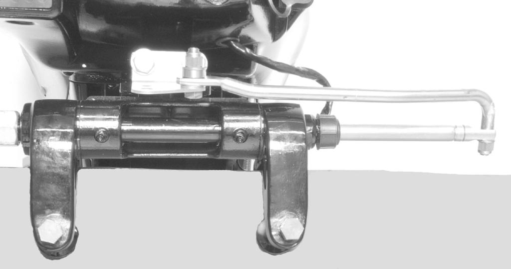 AVVERTENZA Prim di ggiungere il lubrificnte, l'estremità del cvo dello sterzo deve essere completmente retrtt nel tubo di inclinzione del fuoribordo.