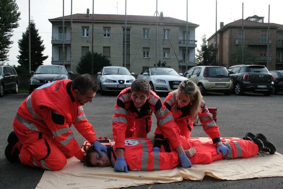 Il 3 mette una mano sul torace incrociando