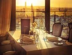 L'Al Zagal, il ristorante à la carte dell'albergo, propone piatti della cucina mediterranea e prepara su richiesta pasti privi di glutine.