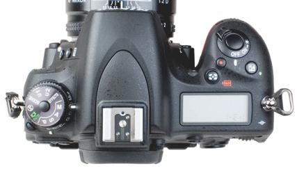 La D750 non è la prima Nikon a disporre di un monitor basculante, ma è la prima di taglio professionale: il monitor può essere ruotato verticalmente di 90 verso l alto e di 75 verso il basso.
