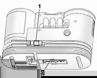 Cura del veicolo 185 1. Sbloccare il tubo flessibile del sigillante 1 e lo spinotto di alimentazione 2. 2. Svitare il cappuccio coprivalvola dal pneumatico difettoso.