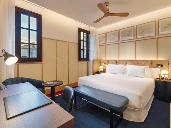 Camere Le eleganti camere dell H10 Madison sono state progettate per creare un ambiente tranquillo che favorisce il riposo.