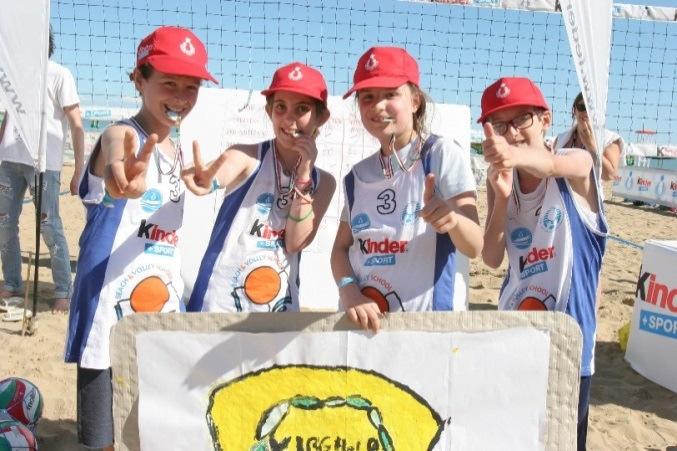 L'iniziativa MinivolleyInGitaè nata come ampliamento naturale del beach&volleyschool rivolto ai più piccoli.