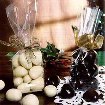 Grazie alle sue qualità organolettiche la nocciola si sposa benissimo con il cioccolato fondente, al latte e bianco che la ricoprono e ne fanno un gioiello