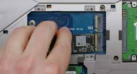 7. Inserisci l SSD A seconda del computer, potrebbe essere presente un dissipatore di calore o una vite da rimuovere prima di inserire il nuovo SSD PCIe NVMe.
