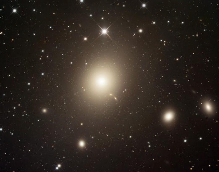 La Distanza di M87 La galassia ellittica gigante M87 (E0) è al centro dell ammasso della Vergine.