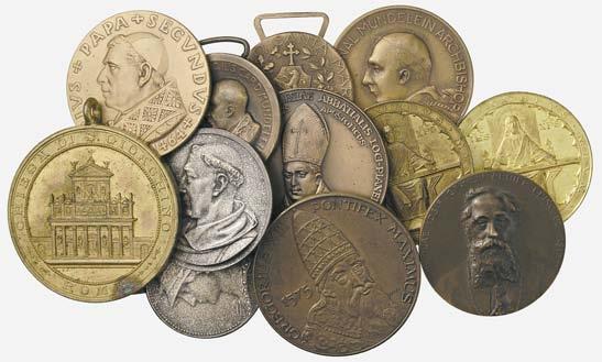 6360 Lotto dei tre medaglie - Morte di Vittorio Emanuele II in AE assieme a medaglia in MB dell Ass. Naz. Carabinieri e medaglia in astuccio del 51 rad.naz.