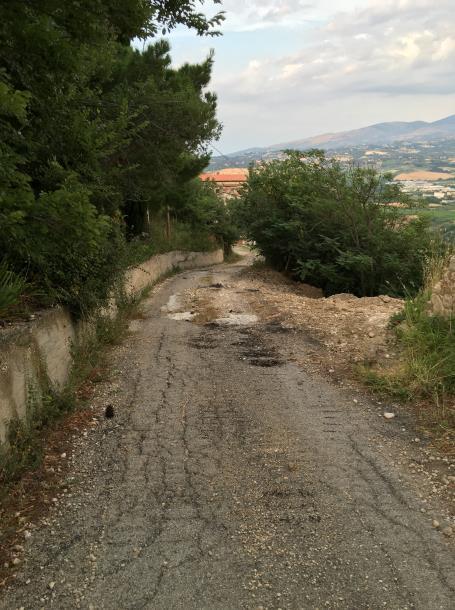 contrada situata a sud-est del paese di Castiglione a Casauria; questa via collega un