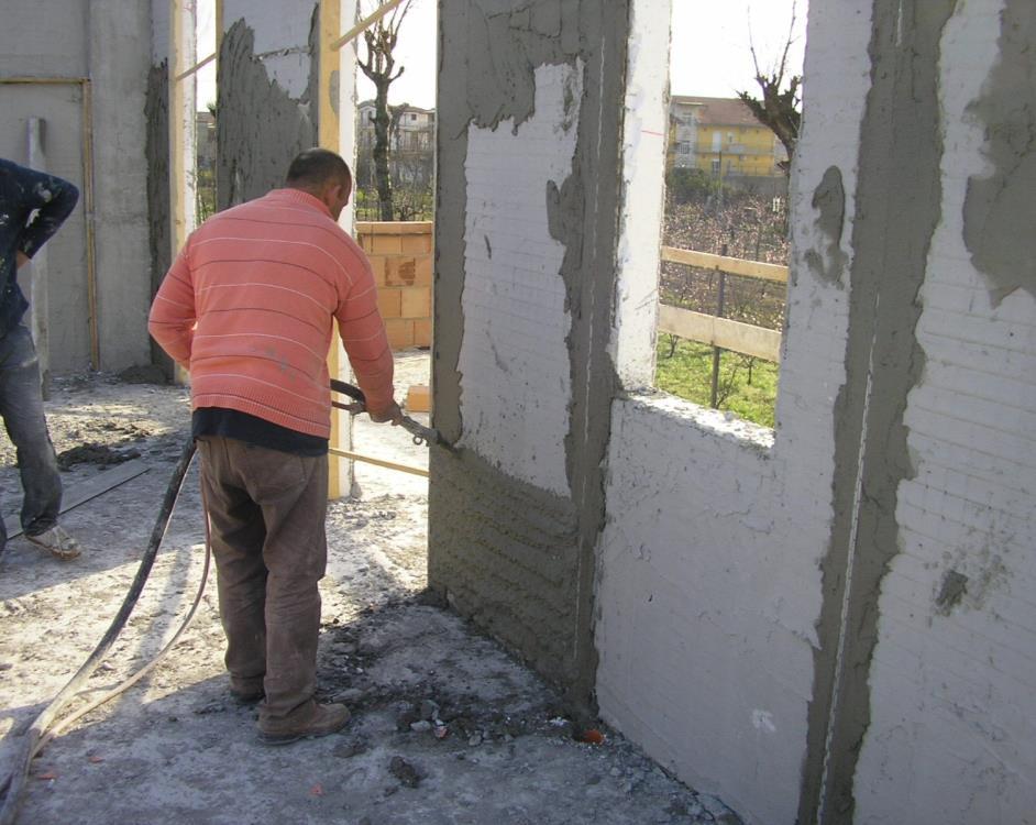 Si può quindi procedere allo spruzzaggio del betoncino (premiscelato o realizzato in opera) sulle facce interna ed esterna del pannello mediante una pompa pneumatica fino ad applicare uno spessore