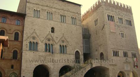nel 1240, al cui interno si trova il Museo Civico e il Palazzo del Popolo, in stile lombardo-gotico, opera del 1213.