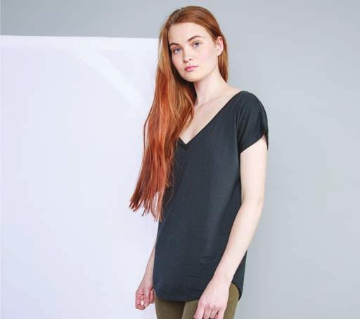 80 T-SHIRT/collo a V m/c BE6035 Women Jersey V-Neck Tee T-shirt collo a V, 100% cotone pettinato e ring spun dal tocco soffice. Cuciture laterali, vestibilità slim fit.