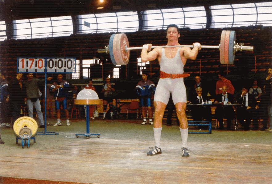 Gli atleti piu' rappresentativi PETACCHI ALESSANDRO Nato A Pietrasanta (Lu) il 30/11/1976, ha iniziato giovanissimo l'attività di pesistica, iscrivendosi al nostro Gruppo Sportivo all' età di soli 10