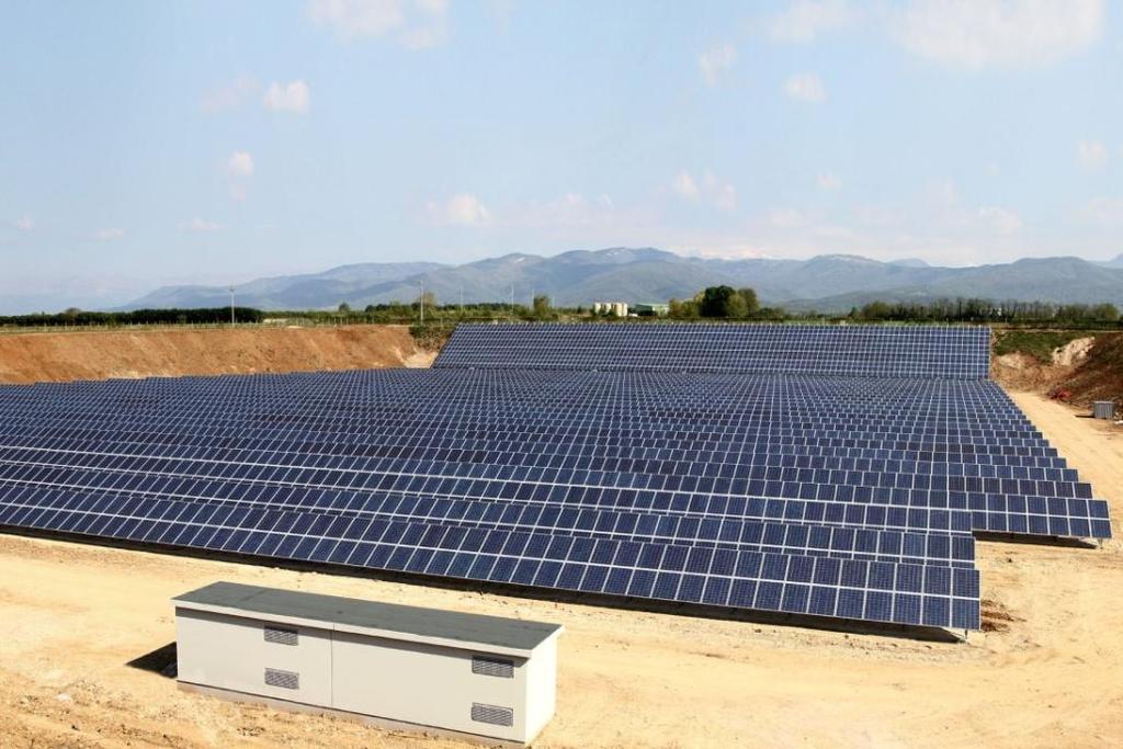 L utilizzo di ex aree estrattive trasformate in parchi fotovoltaici.