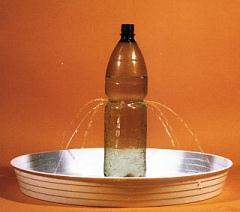 Il principio di Pascal con una bottiglia una corona di fori in una bottiglia di plastica genera degli zampilli in tutte le direzioni, il cui