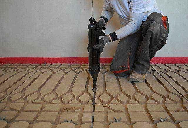 Mentre si procede alla posa sul tappetino in fibra di legno dei pannelli BetonRadiant lasciando 3 mm di spazio fra un pannello e l altro, si può iniziare a stendere la malta cementizia utilizzata