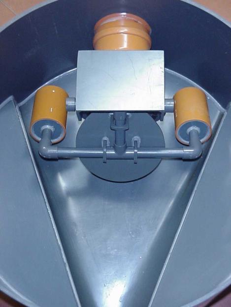 Funzionamento: quando la canalizzazione funziona normalmente, il peso dei galleggianti mantiene la clappa aperta.
