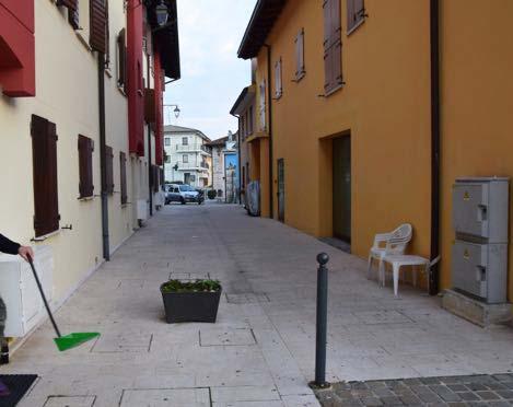 Il marciapiede (Foto 2,3), su un lato della piazza, è in lastre di pietra naturale, di larghezza ampia (maggiore di 1,20 metro) mentre sul lato opposto è presente un