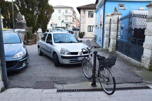 Da piazza Case Operaie si può raggiungere anche via delle Mura, pedonale, pavimentata in pietra, fondo regolare ed omogeneo che porta verso la zona del Municipio e