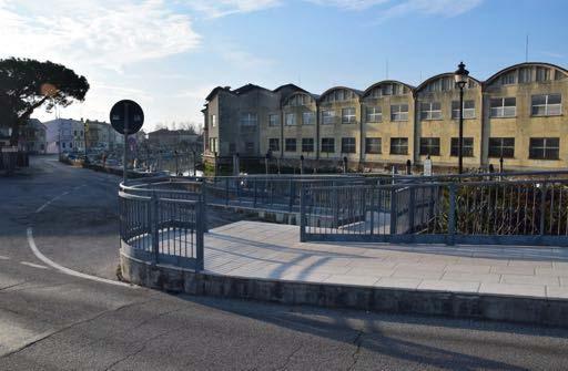 La rampa in salita lungo il lato sinistro del ponte (Foto 41) è in lastre di pietra chiara, è raccordata al piano stradale in asfalto,