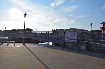 Il percorso sul lato sinistro inizia con due gradini (Foto 43) e termina con una rampa di raccordo in pietra e asfalto, di fondo sconnessa