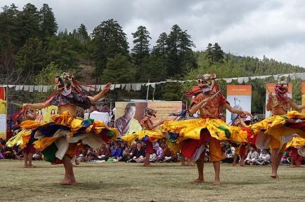 Sono tutti costituiti di danze tipiche eseguite da monaci e laici che indossano maschere coloratissime.