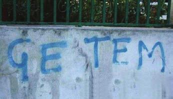 riprende le ironiche frasi scritte sui muri delle