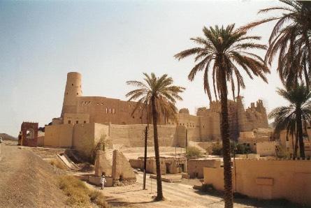 Si inizia dal quartiere di Bastakiya con il museo nazionale, il mercato dei tessuti, attraversamento del creek in abra (il taxi d acqua) per raggiungere il mercato dell oro e delle spezie.