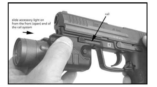 Accessori La guida Mil-std 1913 (Picatinny) solidale al telaio polimerico della HK45 e HK45C consente il montaggio di torce, puntatori laser e altri accessori, semplicemente facendoli scorrere sulla